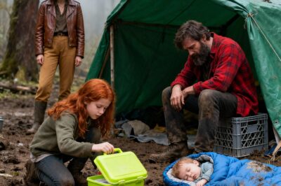 Every day, a seven-year-old girl quietly saved her lunch rather than eating it. Growing concerned, her teacher decided to follow her during recess—and what she discovered behind the school left her no choice but to call for urgent help.